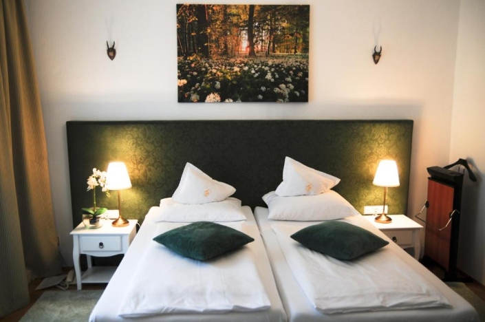 Doppelzimmer mit großem Bett