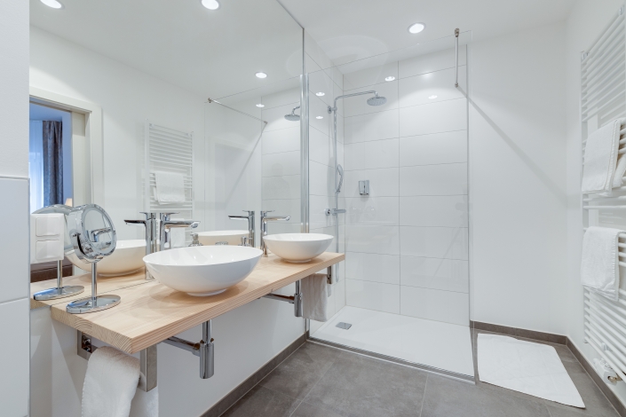 Modernes Doppelwaschbecken