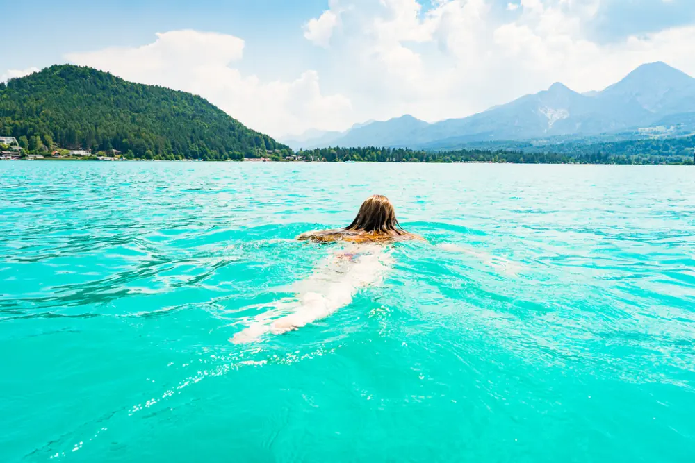 Frau schwimmt im Faaker See in Kärnten