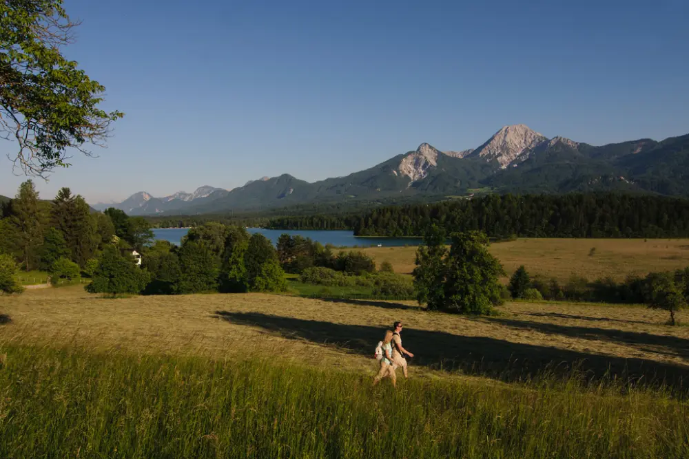 Pärchen beim Wandern um den Faaker See